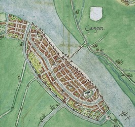 <p>Stadsplattegrond vervaardigd door Jacob van Deventer uit omstreeks 1560. In het noorden en zuidwesten vonden in de periode 1337-1390 en 1460-1505 nieuwe stadsuitbreidingen plaats, waarmee laat-middeleeuws Kampen haar volledige omvang bereikte (http://www.wildernis.eu/chart-room). </p>
